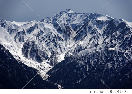 北アルプス・燕岳稜線から見る残雪の水晶岳 109347479