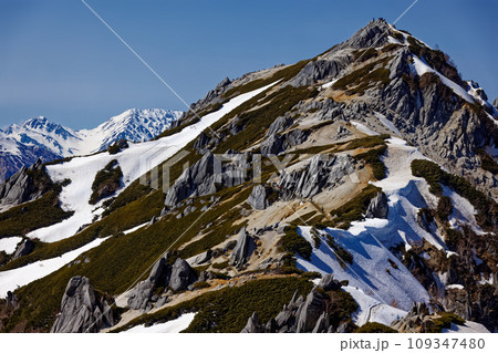 残雪の北アルプス・燕岳と立山連峰 109347480