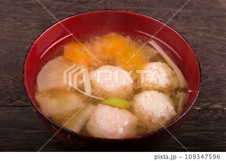 蟹のつみれの味噌汁のアップ 蟹のつみれの味噌汁のアップ 109347596