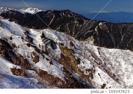 残雪の北アルプス・合戦尾根上部から見る餓鬼岳・鹿島槍ヶ岳と妙高・火打連峰 109347623