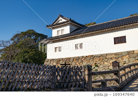 秋の滋賀県彦根市の彦根城の櫓 秋の滋賀県彦根市の彦根城の櫓 109347640