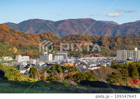 秋の滋賀県彦根市の彦根城から見た彦根市街と紅葉した山々 109347643