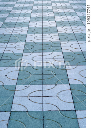 道路の幾何学模様 109347745