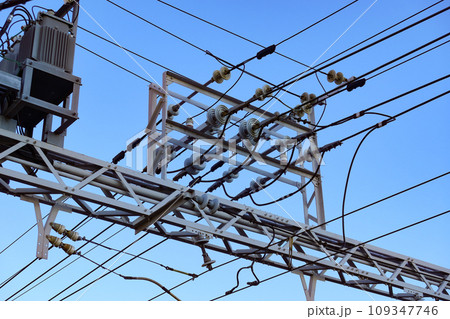 電車の架線。幾何学模様 109347746