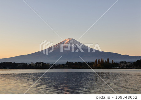 早朝の河口湖の富士山とオレンジ色に染まる空3 109348052