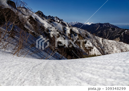 残雪の北アルプス・合戦尾根上部から見る燕岳・餓鬼岳と後立山連峰 残雪の北アルプス・合戦尾根上部から見る燕岳・餓鬼岳と後立山連峰 109348299