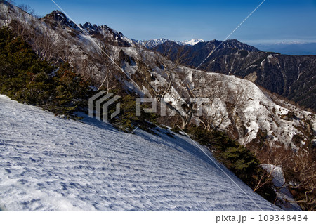 残雪の北アルプス・合戦尾根上部から見る餓鬼岳と後立山連峰 残雪の北アルプス・合戦尾根上部から見る餓鬼岳と後立山連峰 109348434