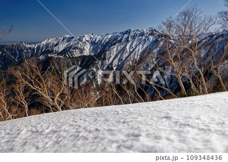 残雪の北アルプス・合戦尾根上部から見る大天井岳 残雪の北アルプス・合戦尾根上部から見る大天井岳 109348436