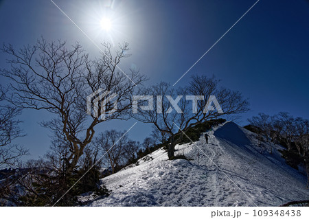 残雪の北アルプス・合戦尾根上部を行く登山者 残雪の北アルプス・合戦尾根上部を行く登山者 109348438