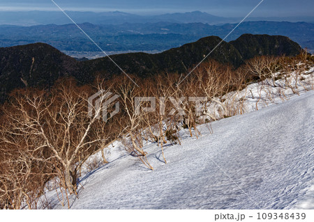 北アルプス・燕岳稜線から見る残雪の合戦尾根と有明山・安曇野・浅間山 北アルプス・燕岳稜線から見る残雪の合戦尾根と有明山・安曇野・浅間山 109348439