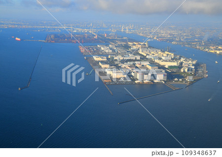 上空より東扇島周辺、横浜市方面を望む(神奈川県川崎市)【2023.11】 109348637