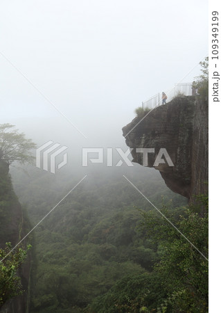 房総の人気観光地 鋸山の地獄のぞき 房総の人気観光地 鋸山の地獄のぞき 109349199