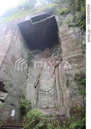 房総の人気観光地　鋸山の百尺観音 109349204