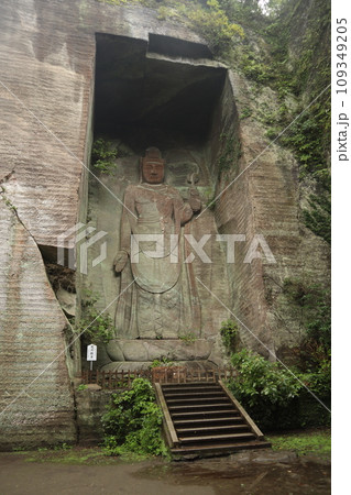 房総の人気観光地　鋸山の百尺観音 109349205