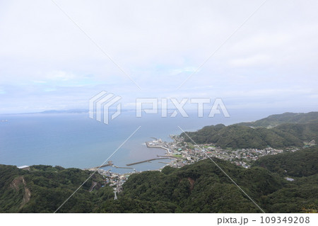 房総の人気観光地　鋸山の展望台から東京湾を望む 109349208