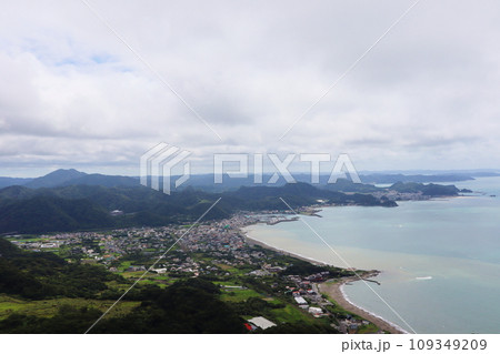 房総の人気観光地 鋸山の展望台から東京湾を望む 房総の人気観光地 鋸山の展望台から東京湾を望む 109349209