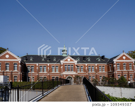 「千鳥ヶ淵さんぽみち」から望む旧近衛師団司令部庁舎 109349387