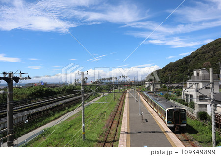 JR内房線・浜金谷駅のホームに入線する列車 109349899