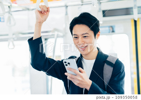 通勤電車でスマホを見るビジネスマン 撮影協力「京王電鉄株式会社」 通勤電車でスマホを見るビジネスマン 撮影協力「京王電鉄株式会社」 109350058