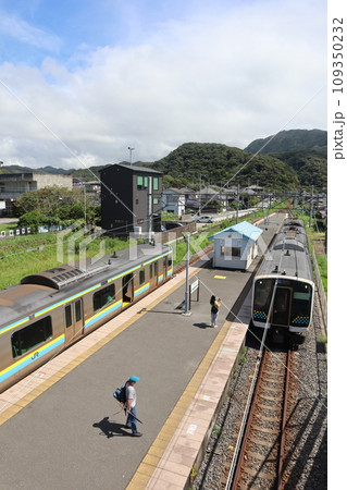 JR内房線・浜金谷駅のホームに入線する列車 JR内房線・浜金谷駅のホームに入線する列車 109350232