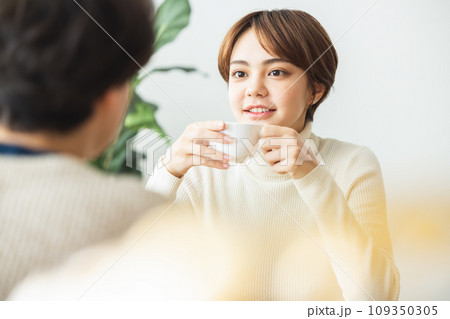 コーヒーを飲むカップル コーヒーを飲むカップル 109350305