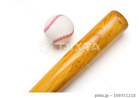 硬式野球ボールと木製バット 109351218