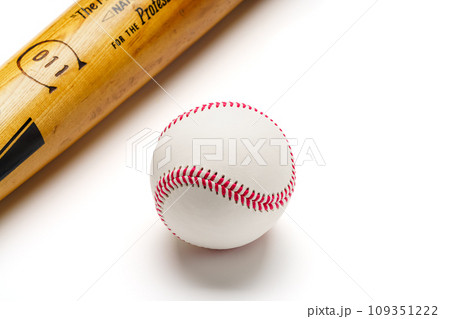 硬式野球ボールと木製バット 109351222