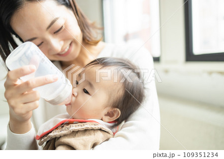 哺乳瓶でミルクを飲む赤ちゃん 哺乳瓶でミルクを飲む赤ちゃん 109351234
