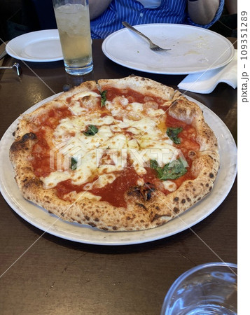 美味しそうな釜焼き、焼き立てのマルガリータピザです。 109351289