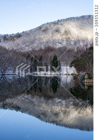 盃湖に映る雪の積もった山 109351312