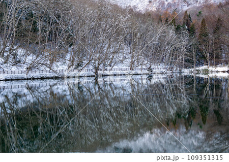 盃湖に映る雪の積もった山 盃湖に映る雪の積もった山 109351315