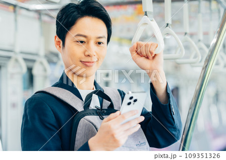 通勤電車のビジネスマン　撮影協力「京王電鉄株式会社」 109351326