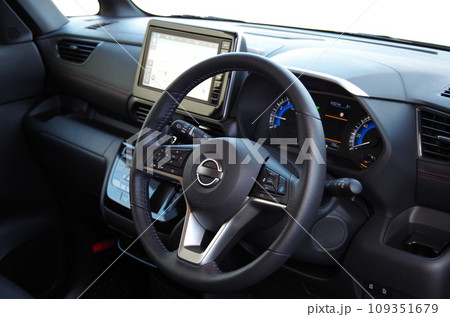 運転支援システムを搭載した最新型の上級グレードの軽乗用車のステアリングホイールとダッシュボード 109351679