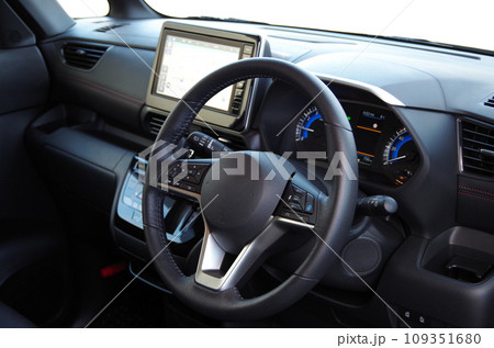 運転支援システムを搭載した最新型の上級グレードの軽乗用車のステアリングホイールとダッシュボード 運転支援システムを搭載した最新型の上級グレードの軽乗用車のステアリングホイールとダッシュボード 109351680