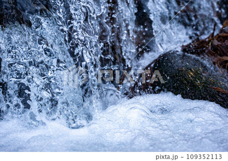 冬に流れる水しぶき 冬に流れる水しぶき 109352113