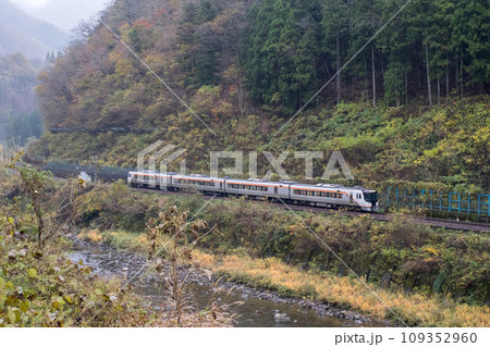 【高山本線】晩秋の奥飛騨を走行する特急ひだ3号 109352960