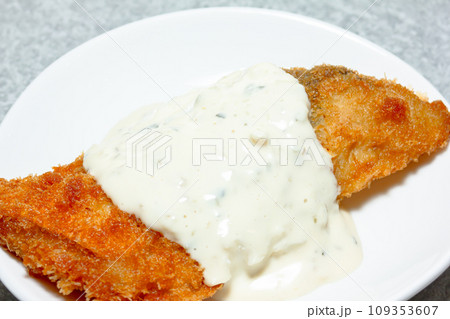 ぶりカツのタルタルソースかけ 109353607
