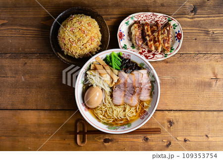手作りの醤油ラーメン、餃子と炒飯 手作りの醤油ラーメン、餃子と炒飯 109353754