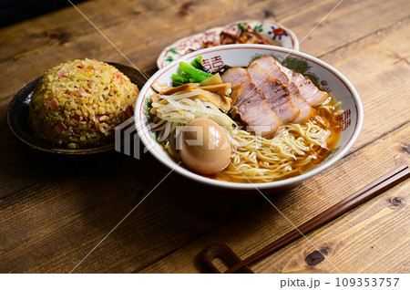 手作りの醤油ラーメン、餃子と炒飯 手作りの醤油ラーメン、餃子と炒飯 109353757