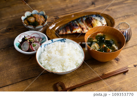 一汁三菜 焼き鯖・ラディッシュの塩昆布和え・鯛の胡麻味噌和え 一汁三菜 焼き鯖・ラディッシュの塩昆布和え・鯛の胡麻味噌和え 109353770