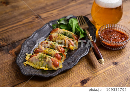 餃子の皮を使ったミニチーズドック 109353793