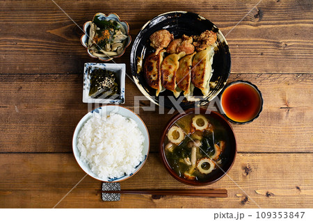 一汁一菜 餃子・唐揚げ・きのこの和え物 一汁一菜 餃子・唐揚げ・きのこの和え物 109353847