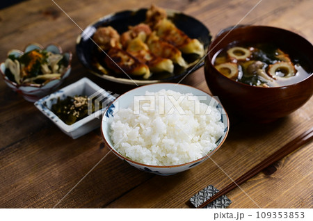一汁一菜 餃子・唐揚げ・きのこの和え物 一汁一菜 餃子・唐揚げ・きのこの和え物 109353853