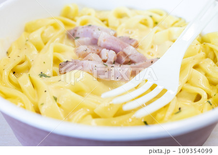 美味しいベーコンが入ったカルボナーラ 109354099