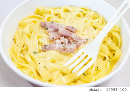 美味しいベーコンが入ったカルボナーラ 109354100