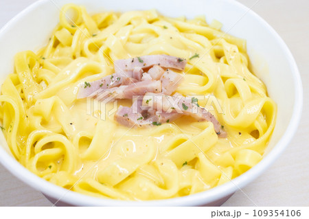 美味しいベーコンが入ったカルボナーラ 109354106