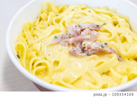 美味しいベーコンが入ったカルボナーラ 109354109
