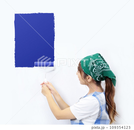 DIYでペンキを塗る女性のイメージ 109354123