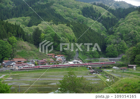 特急やくも号381系(スーパーやくも色) 伯備線 上石見付近 水田 特急やくも号381系(スーパーやくも色) 伯備線 上石見付近 水田 109354165