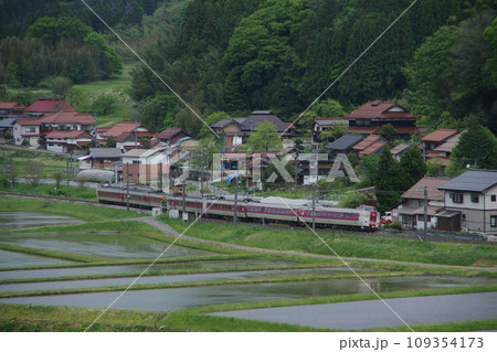 特急やくも号381系(スーパーやくも色) 伯備線 上石見付近 水田 特急やくも号381系(スーパーやくも色) 伯備線 上石見付近 水田 109354173
